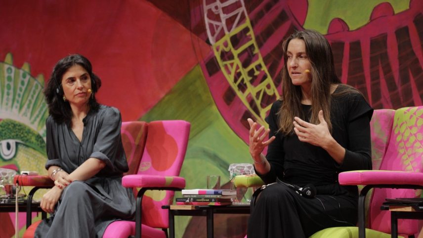 Anabela Mota Ribeiro (esq) e Neige Sinno na mesa Tristes Tramas, que cativou o público no segundo dia da Flip 2025 — Foto: Alexandre Cassiano/ Agência O GLOBO