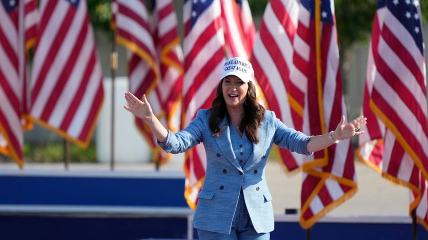 Secretária de Agricultura Brooke Rollins em um comício de Trump em Iowa na quinta-feira passada. (Foto: Associated Press/LaPresse)