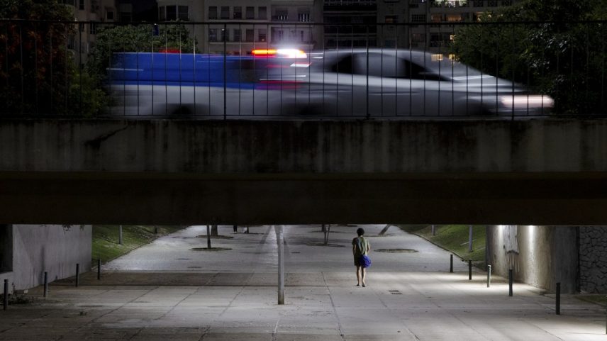 Carros passando sobre passagem subterrânea no Flamengo, um dos bairros com mais roubo de veículos na Zona Sul do Rio (Foto: Alexandre Cassiano / Agência O Globo)