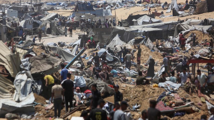 Palestinos inspecionam a destruição em um campo improvisado para deslocados após uma incursão relatada no dia anterior por tanques israelenses na área de Khan Yunis (Foto: AFP)