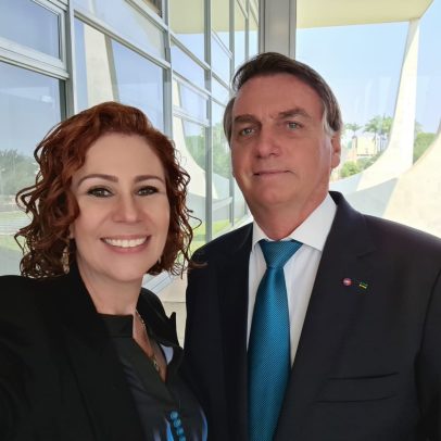 Flavio Bolsonaro se manifesta sobre prisão de Zambelli enquanto família permanece em silêncio