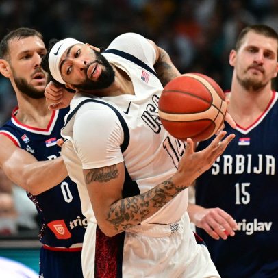 Anthony Davis, dos Mavericks, realiza cirurgia após jogar com retina descolada