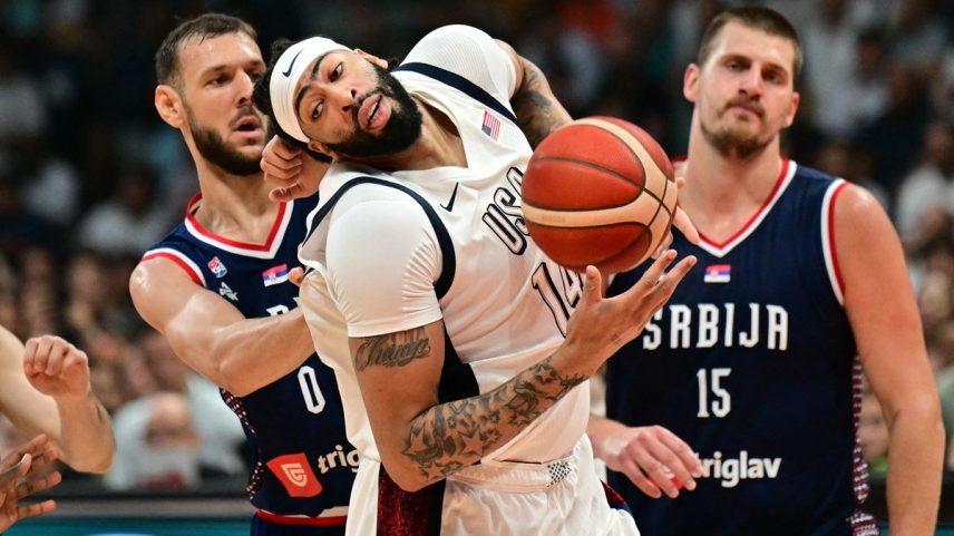 Anthony Davis tenta fugir de marcação sérvia (Foto: Giuseppe CACACE / AFP)