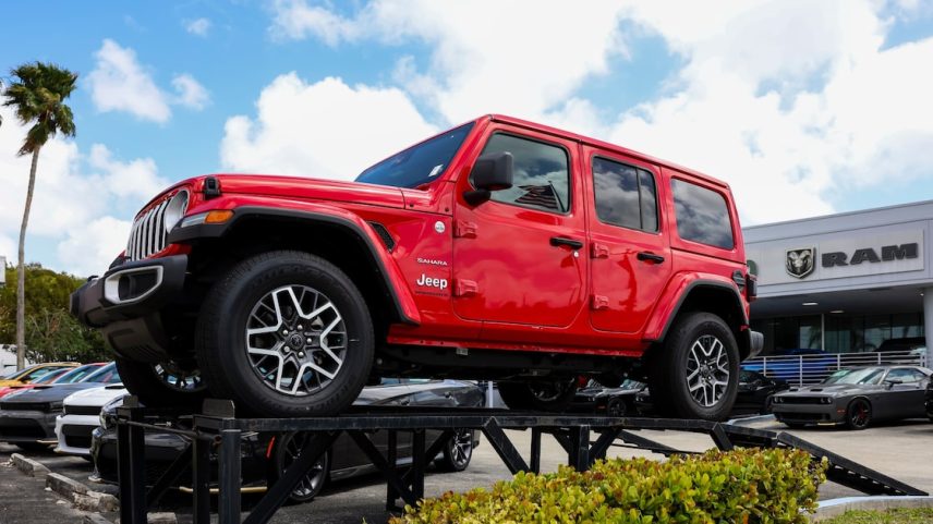 As entregas da Jeep aumentaram 1%, impulsionadas por modelos como o utilitário esportivo Jeep Wrangler e o caminhão Gladiator. (Foto: Reprodução)