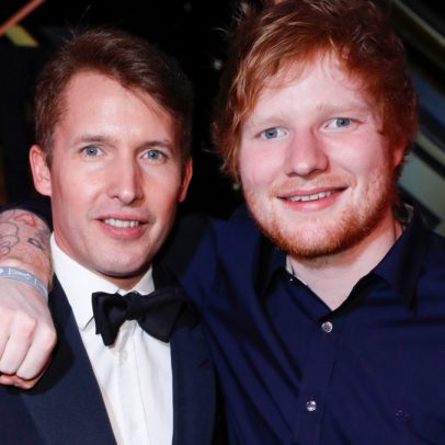 Ed Sheeran se emociona ao se apresentar com seu ídolo James Blunt no palco