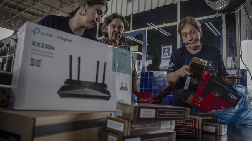 Produtos eletrônicos apreendidos na fronteira durante tentativa de contrabando do Paraguai ao Brasil em 2023 (Foto: Bruno Santos/Folhapress)