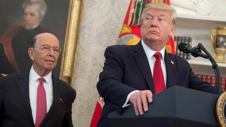 Presidente Donald Trump fala ao lado do Secretário de Comércio Wilbur Ross. (Foto: Saul Loeb | AFP | Getty Images)