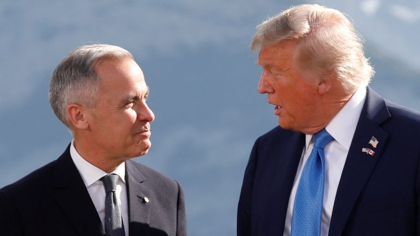 O presidente dos EUA, Donald Trump, e o primeiro-ministro do Canadá, Mark Carney, conversam durante uma foto de família na Cúpula do G7 em Kananaskis, Alberta, Canadá, em 16 de junho de 2025. (Foto: REUTERS/Amber Bracken)