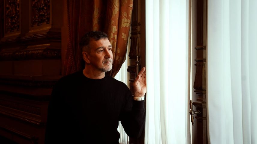 O bailarín, diretor e maestro de ballet argentino Julio Bocca, posa no Teatro Colón. (Foto: MARIANA NEDELCU)