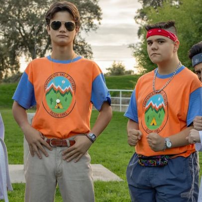 ‘Novo musical retrô encanta adolescentes com histórias de amor aos 14 anos’