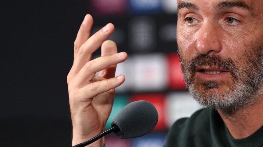 Enzo Maresca, treinador do Chelsea, em coletiva antes de duelo com o PSG pela final do Mundial de Clubes. (Foto: Franck Fife/AFP)