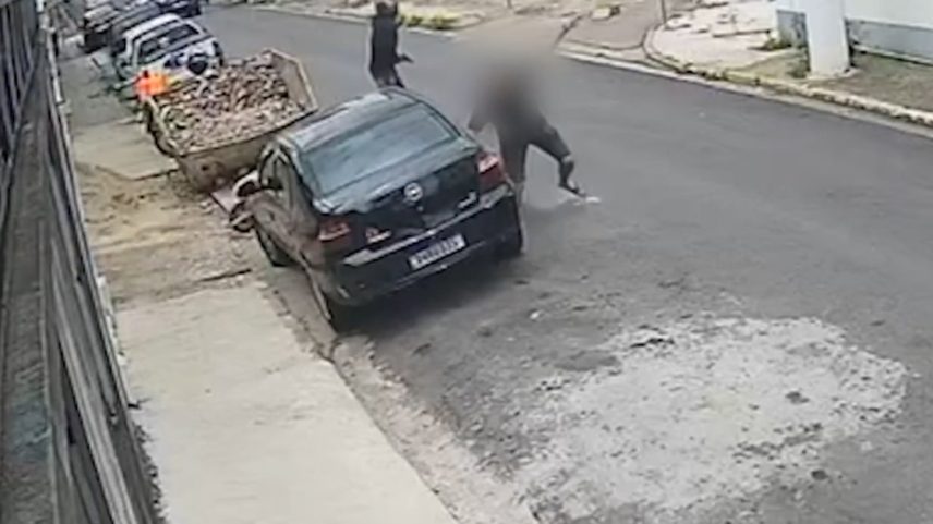 Polícia prende dois ladrões suspeitos da morte de delegado em assalto na Chácara Santo Antônio, na Zona Sul de SP. Morte de Josenildo Belarmino de Moura Junior gerou comoção entre moradores do bairro, que fizeram protesto contra violência. Dois suspeitos presos na terça (25) faziam um novo assalto na Vila Cruzeiro. (Foto: Reprodução/TV Globo)