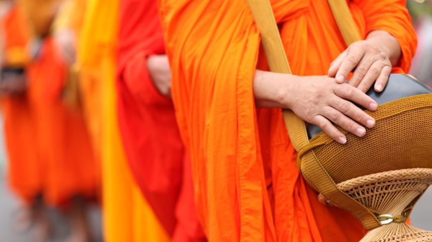 Mulher foi presa por seduzir e chantagear monges budistas; ao menos nove abades e monges seniores foram despojados. (Foto: alexzeer/Adobe Stock)