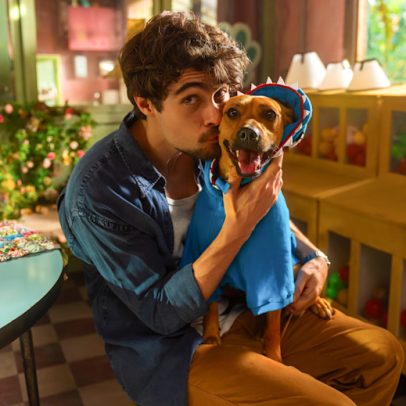 Netflix revela primeiras imagens do filme ‘Caramelo’ no Dia do Vira-Lata
