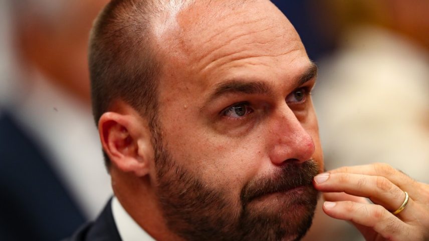 Foto de arquivo de 28/03/2023 do deputado federal Eduardo Bolsonaro (PL- SP) em sessão da Comissão de Constituição e Justiça e de Cidadania (CCJC) da Câmara dos Deputados, em Brasília (DF). (Foto: WILTON JUNIOR/ESTADÃO CONTEÚDO)