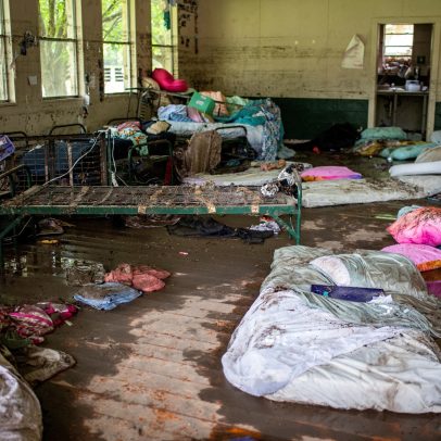 Diretor atrasa evacuação e 27 pessoas morrem em acampamento no Texas