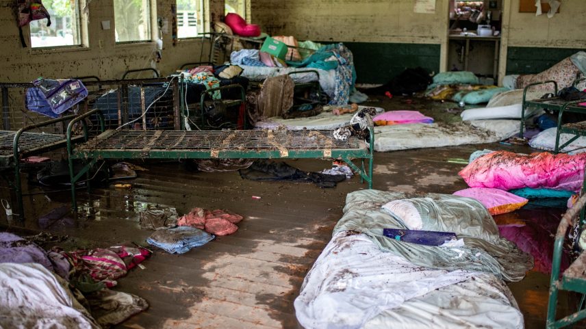Cabana do acampamento de férias Camp Mystic após ser invadida por lama. Colônia de férias fica à beira do rio Guadalupe, que transbordou nas chuvas que atingiram o Texas (Foto: Sergio Flores/Reuter)
