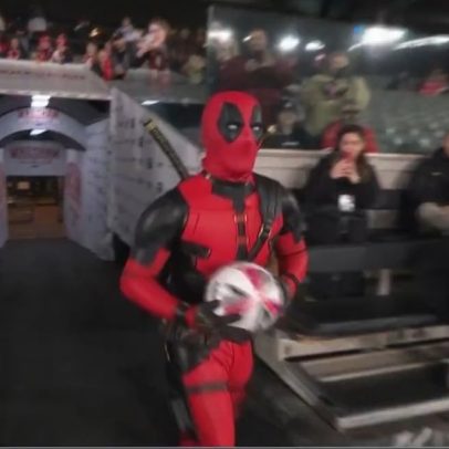 Deadpool participa de amistoso do Wrexham e entrega bola da partida