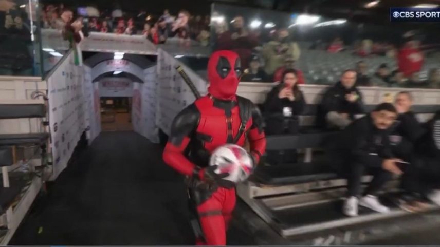 Deadpool entrega bola da partida do Wrexham (Foto: Reprodução/CBS Sports)