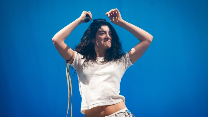 Lorde manteve sua sequência perfeita na parada de álbuns da ARIA, com Virgin estreando em 1º lugar esta semana (parada datada de 4 de julho). (Foto: Reprodução)