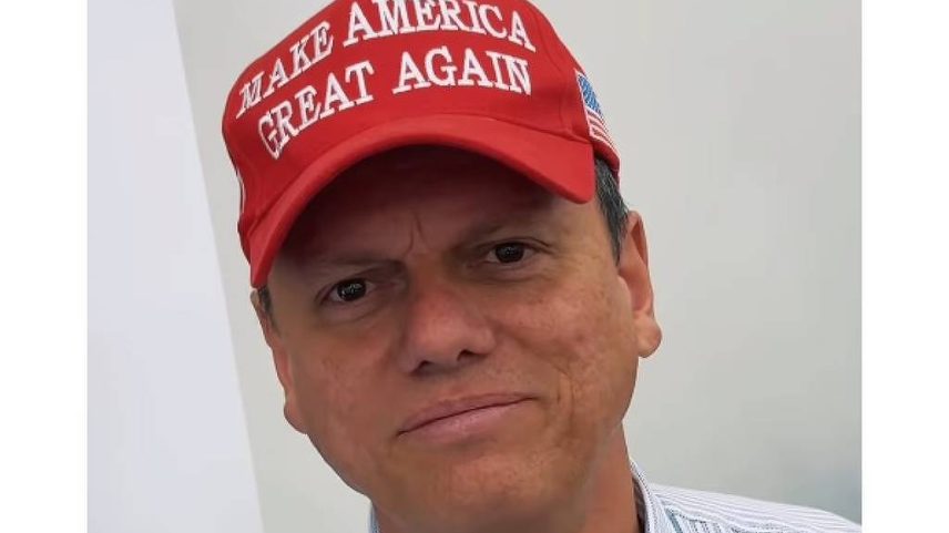 Tarcísio de Freitas com boné MAGA (Make América Great Again) em apoio a Donald Trump (Foto: @tarcisiogdf)