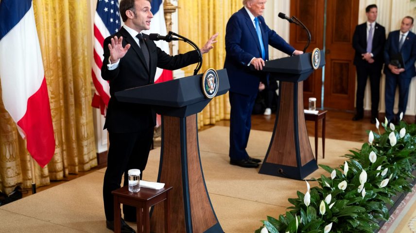 O presidente Emmanuel Macron gesticula enquanto fala durante uma coletiva de imprensa conjunta com o presidente Donald Trump na Casa Branca - 24/02/2025 (Foto: Doug Mills/The New York Times)