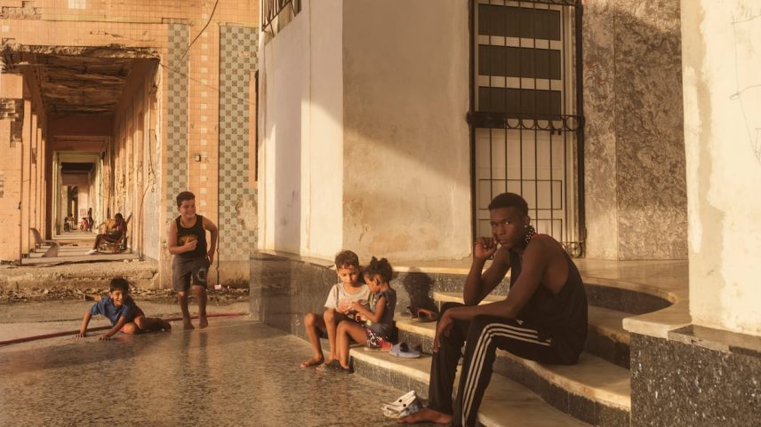 Crianças brincam em Havana, em 2 de julho de 2025. (Foto: Santiago Mesa)