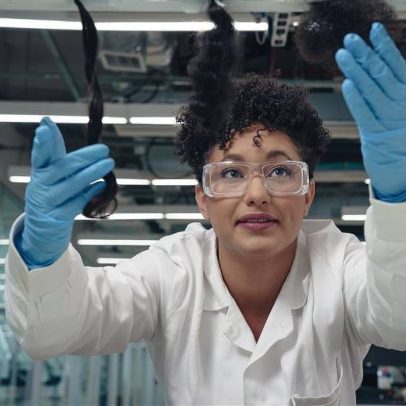 Mulheres negras conquistam espaço e identidade na indústria de beleza brasileira
