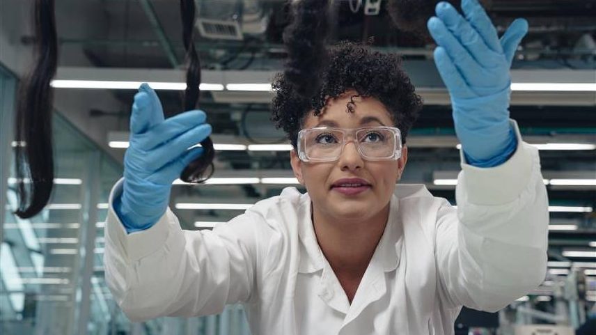 Cientista trabalha em pesquisa e desenvolvimento de produtos no Grupo L'Oréal (Foto: Divulgação/Grupo L'Oréal)