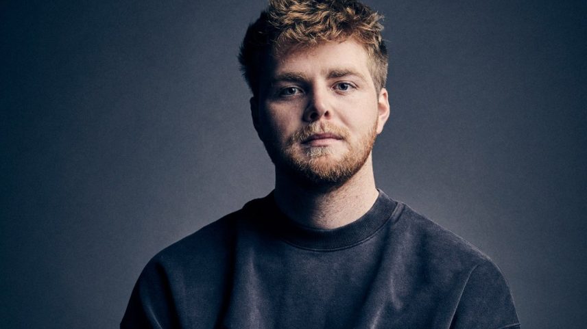 Alex Warren’s “Ordinary” é No. 1 nas paradas Billboard Global 200 e Global Excl. U.S., onde lidera por 10ª e 8ª semanas, respectivamente. (Foto: Reprodução)