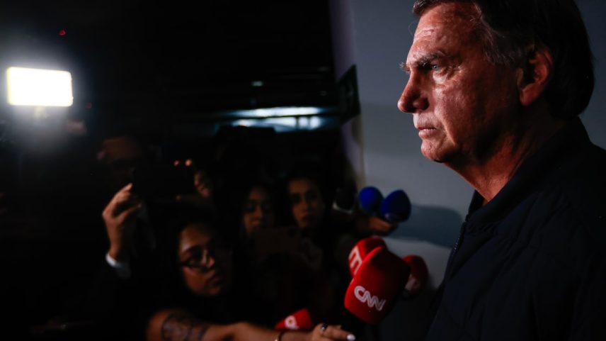 O ex-presidente Jair Bolsonaro deixa a sede do partido PL em Brasília (Foto: Wilton Junior / Estadão)