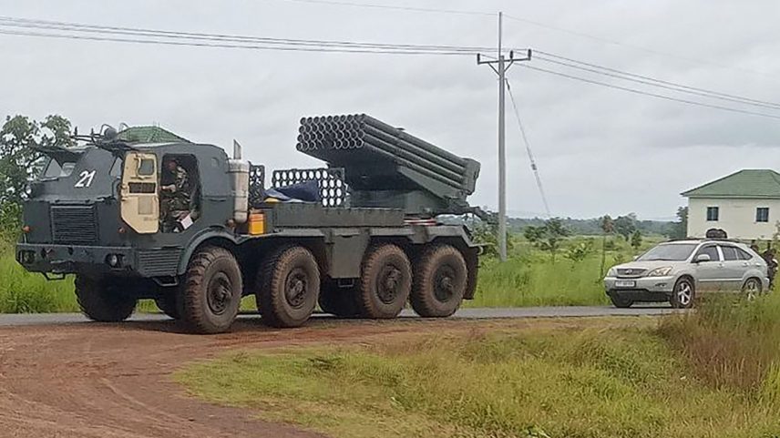 Um lançador múltiplo de foguetes BM-21 cambojano retorna da fronteira entre Camboja e Tailândia, enquanto tropas dos dois países trocavam tiros (Foto: AFP).