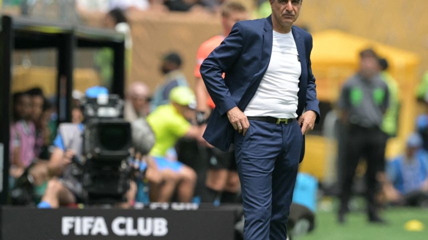 Renato Paiva foi demitido do Botafogo (Foto: JUAN MABROMATA / AFP)