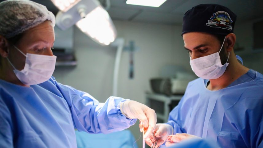 Cirurgiões operam um paciente na sala de cirurgia totalmente equipada do barco do Hospital Papa Francisco, em Monte Alegre, no Pará - 26/11/2023 (Foto: Apolline Guillerot-Malick/SOPA Images/LightRocket/Getty Images)