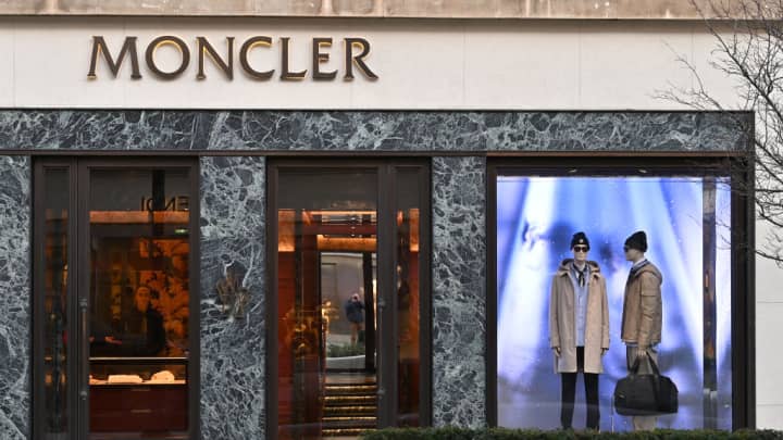 Uma visão geral do exterior da loja da marca de moda de luxo Moncler na Sloane Street, Knightsbridge, em 17 de fevereiro de 2025, em Londres, Reino Unido. (Foto: John Keeble | Getty Images News | Getty Images)