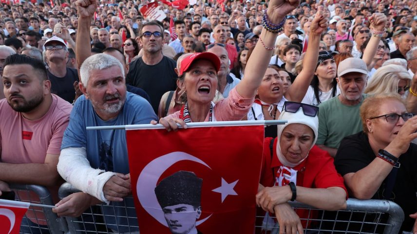 Manifestação de protesto pelo encarceramento do prefeito de Istambul, Ekrem Imamoglu, em 1º de julho. (Foto: Dilara Senkaya/REUTERS)