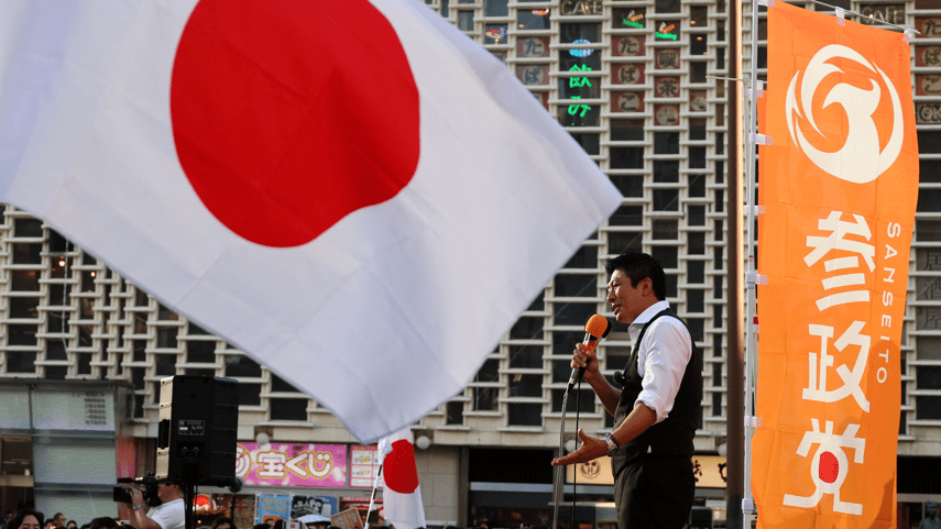 Líder do partido Sanseito do Japão, Sohei Kamiya, discursa durante o comício do partido em Tóquio, Japão, em 21 de julho de 2025, um dia após a eleição para a câmara alta. (Foto: REUTERS/Kim Kyung-Hoon)