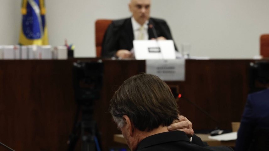O ex-pesidente Jair Bolsonaro durante sessão de depoimentos dos réus pela trama golpista. O ministro Alexandre de Moraes, ao fundo, presidiu a audiência (Foto: Pedro Ladeira - 10.jun.25/Folhapress)