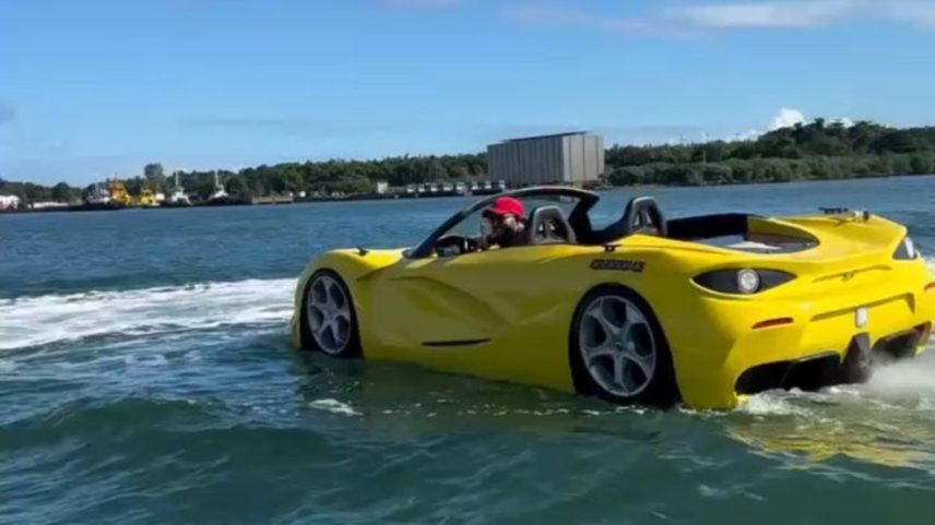 Carro aquático foi flagrado em praia de Salvador (Foto: Redes sociais)