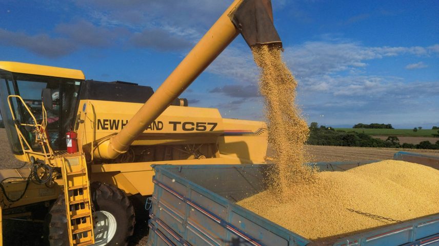 Colheita de soja em Lagoa dos Três Cantos, no Rio Grande do Sul (Foto: REUTERS/Diego Vara)