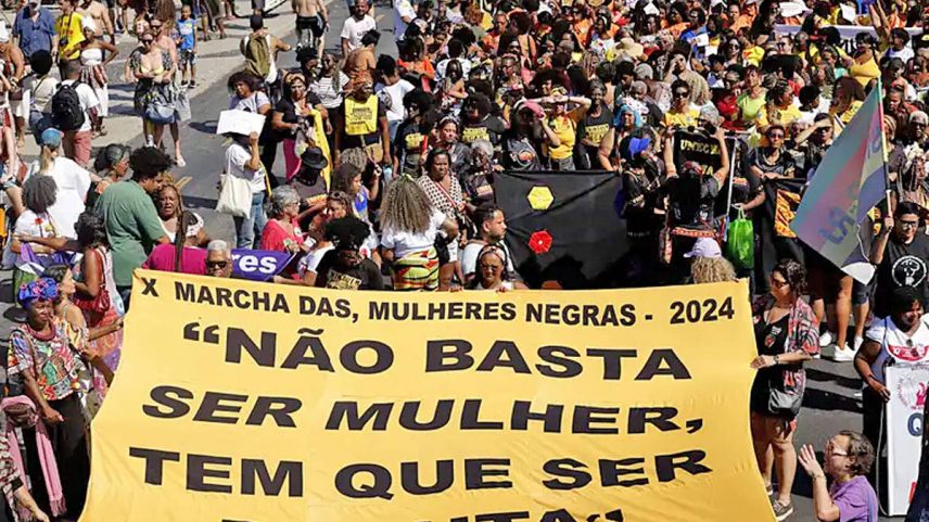 Marcha das Mulheres Negras, na praia de Copacabana, no Rio de Janeiro, teve como um dos lemas o combate ao racismo (Foto: Tânia Rêgo - 28.jul.24/Agência Brasil)