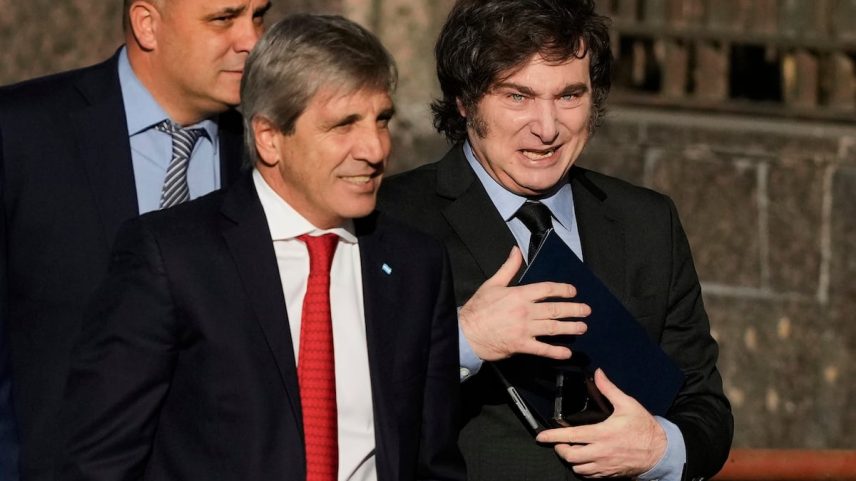 Luis Caputo e Javier Milei em Buenos Aires, em abril de 2025. (Foto: Natacha Pisarenko/AP)