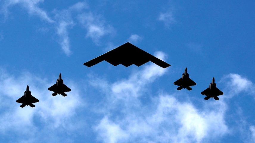 Um bombardeiro americano B-2, escoltado por quatro F-22, realiza um voo de prática nos Estados Unidos. (Foto: Mike Segar/REUTERS)