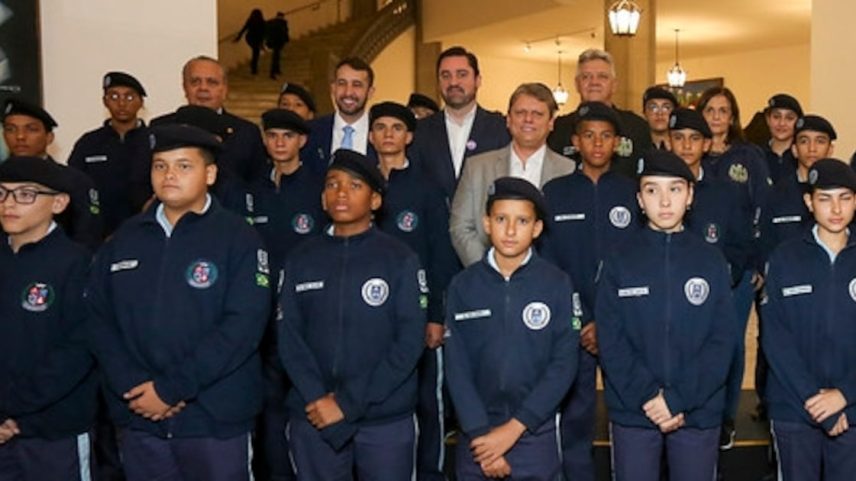 Governador Tarcísio de Freitas durante cerimônia no Palácio dos Bandeirantes ao lado de estudantes, quando sancionou lei que estabelece escolas cívico-militares no Estado. (Foto: Marcelo S. Camargo/Governo do Estado de SP - 24/06/2024)
