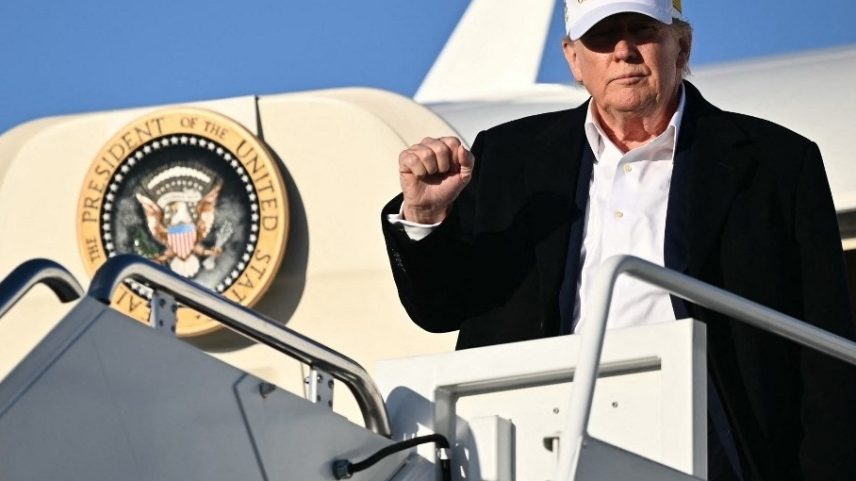 O presidente dos EUA, Donald Trump, posa para foto antes de entrar no avião presidencial, Air Force One (Foto: Mandel NGAN / AFP)