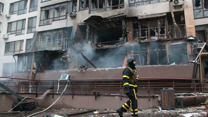 A Rússia lançou dezenas de ataques mortais com mísseis e drones em Kyiv desde o início da guerra em 2022. (Foto: NurPhoto via Getty Images)