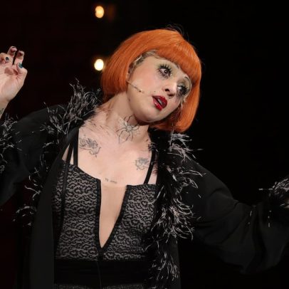 Mon Laferte amplia sua carreira ao brilhar no musical 'Cabaret'