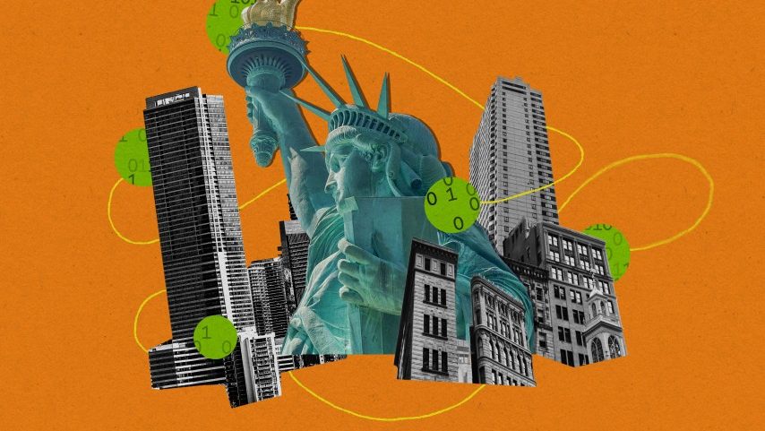 Estátua da Liberdade com edifícios da cidade envoltos em um fio conectado de círculos preenchidos com código binário - Stephanie Arnett/MIT Technology Review | Adobe Stock