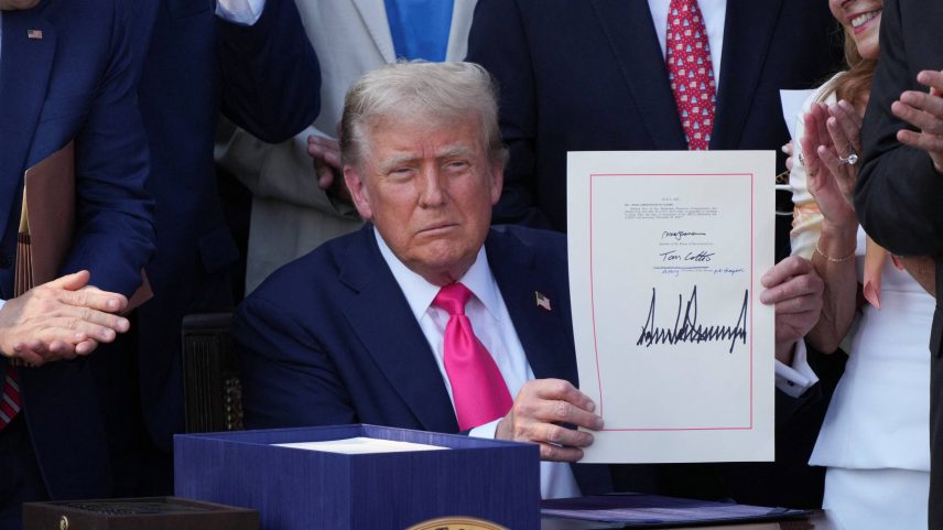 O presidente dos EUA, Donald Trump, exibe a assinatura de seu "grande e belo projeto", que corta impostos e aumenta o limite da dívida pública americana (Foto: Ken Cedeno/Reuters)