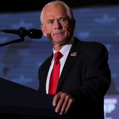 Navarro critica Powell e aponta juros altos como causa de baixo crescimento econômico